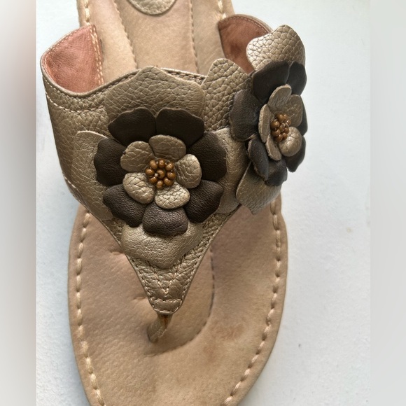 Clarks Artisan floral leather tan & bronze thong flip flop sandals size 10 - Picture 4 of 8